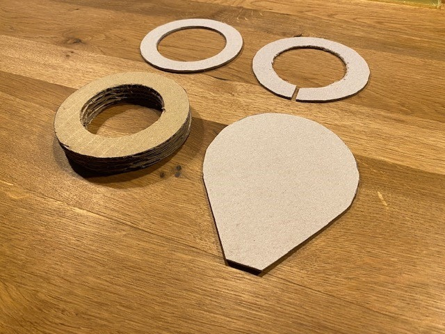 Kartonringe und Bauteile aus der Entwicklungsphase