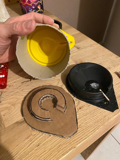 Erster handgefertigter Karton-Prototyp der plastikfreien Geschenkbombe